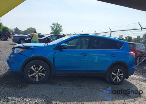 2018 Toyota Rav4 Xle z USA, uszkodzony, nr VIN JTMRFREV3JD248803